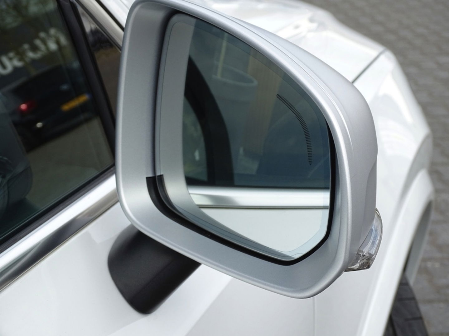 Volvo XC90 T8 390PK / AWD / R-Design / 7-zitter / LED