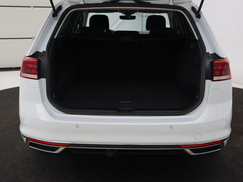 Volkswagen Passat 1.5 TSI Comfort Business | Stoelverwarming | Leder/Alcantara | Trekhaak | Adaptive cruise | Navigatie | Full LED | Parkeerhulp | Climate control | Bluetooth