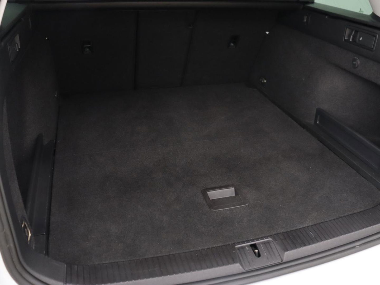 Volkswagen Passat 1.5 TSI Comfort Business | Stoelverwarming | Leder/Alcantara | Trekhaak | Adaptive cruise | Navigatie | Full LED | Parkeerhulp | Climate control | Bluetooth