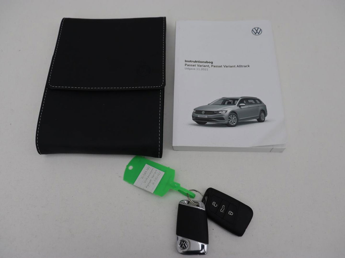 Volkswagen Passat 1.5 TSI Comfort Business | Stoelverwarming | Leder/Alcantara | Trekhaak | Adaptive cruise | Navigatie | Full LED | Parkeerhulp | Climate control | Bluetooth