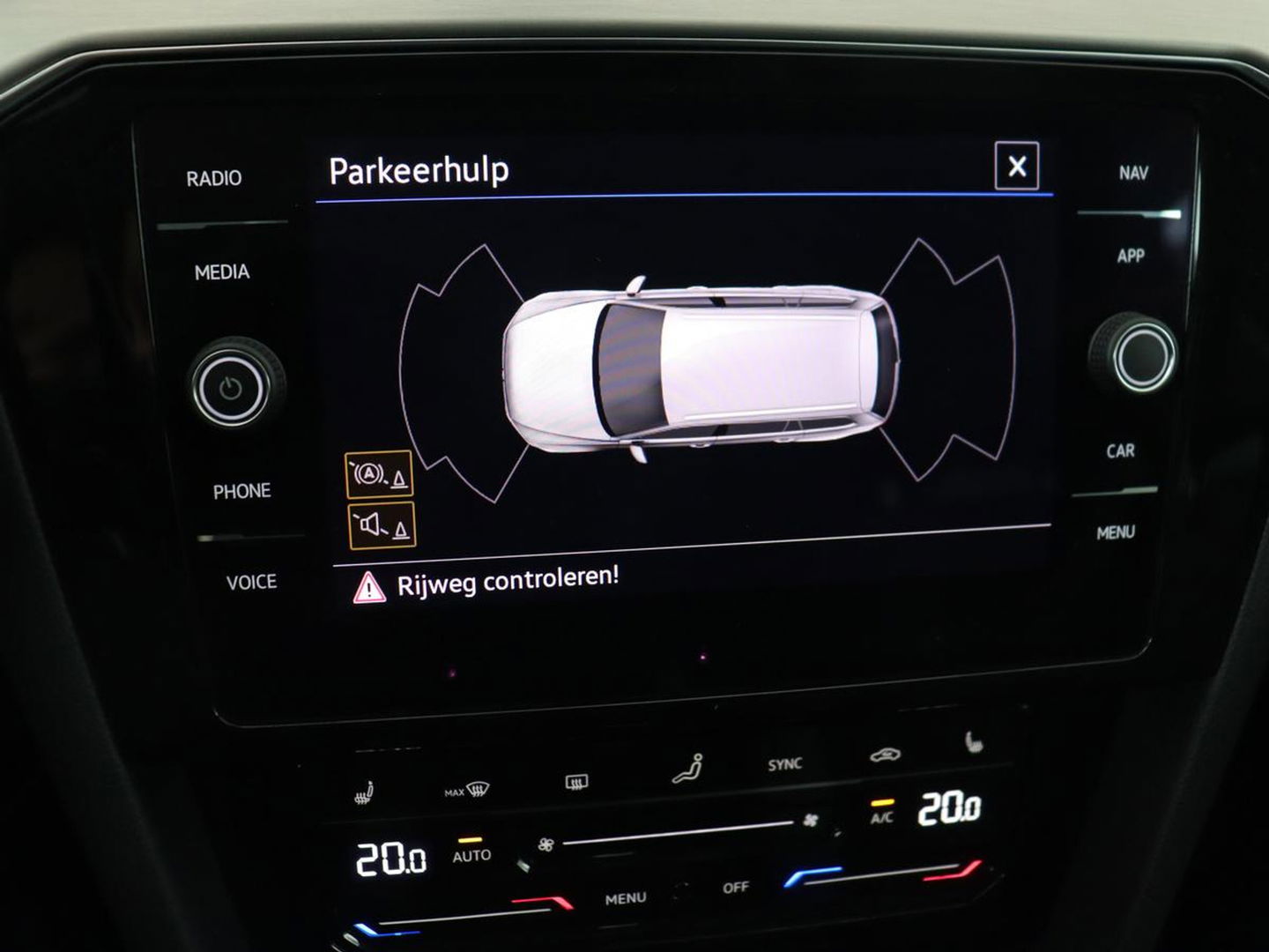 Volkswagen Passat 1.5 TSI Comfort Business | Stoelverwarming | Leder/Alcantara | Trekhaak | Adaptive cruise | Navigatie | Full LED | Parkeerhulp | Climate control | Bluetooth