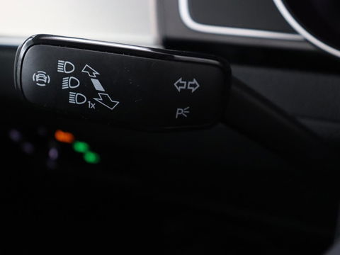 Volkswagen Passat 1.5 TSI Comfort Business | Stoelverwarming | Leder/Alcantara | Trekhaak | Adaptive cruise | Navigatie | Full LED | Parkeerhulp | Climate control | Bluetooth