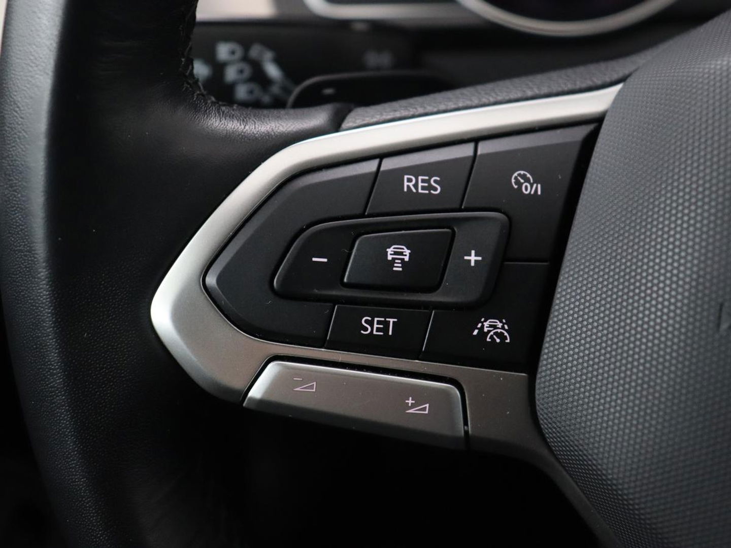 Volkswagen Passat 1.5 TSI Comfort Business | Stoelverwarming | Leder/Alcantara | Trekhaak | Adaptive cruise | Navigatie | Full LED | Parkeerhulp | Climate control | Bluetooth