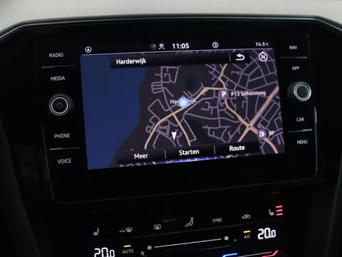 Volkswagen Passat 1.5 TSI Comfort Business | Stoelverwarming | Leder/Alcantara | Trekhaak | Adaptive cruise | Navigatie | Full LED | Parkeerhulp | Climate control | Bluetooth