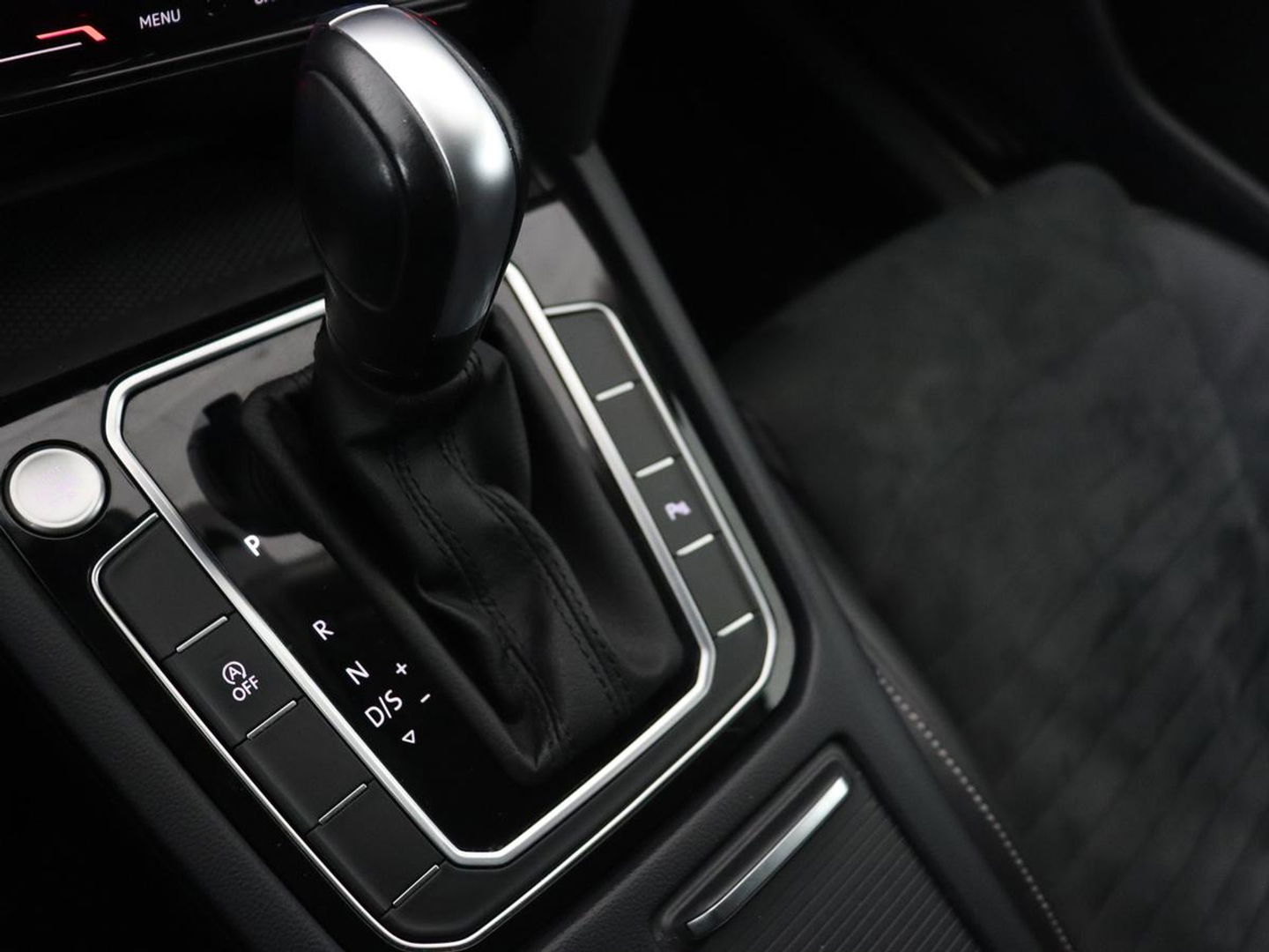 Volkswagen Passat 1.5 TSI Comfort Business | Stoelverwarming | Leder/Alcantara | Trekhaak | Adaptive cruise | Navigatie | Full LED | Parkeerhulp | Climate control | Bluetooth