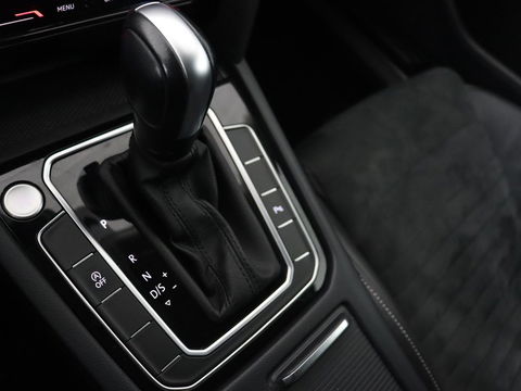 Volkswagen Passat 1.5 TSI Comfort Business | Stoelverwarming | Leder/Alcantara | Trekhaak | Adaptive cruise | Navigatie | Full LED | Parkeerhulp | Climate control | Bluetooth