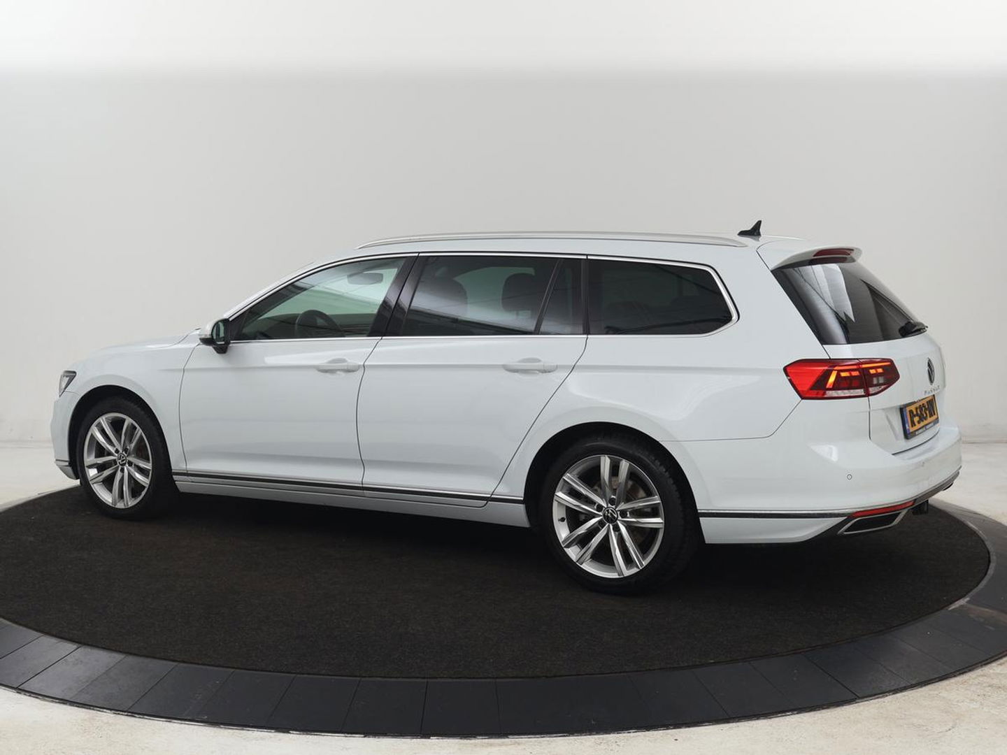 Volkswagen Passat 1.5 TSI Comfort Business | Stoelverwarming | Leder/Alcantara | Trekhaak | Adaptive cruise | Navigatie | Full LED | Parkeerhulp | Climate control | Bluetooth