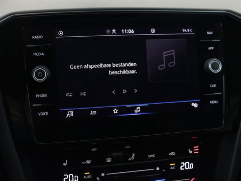 Volkswagen Passat 1.5 TSI Comfort Business | Stoelverwarming | Leder/Alcantara | Trekhaak | Adaptive cruise | Navigatie | Full LED | Parkeerhulp | Climate control | Bluetooth