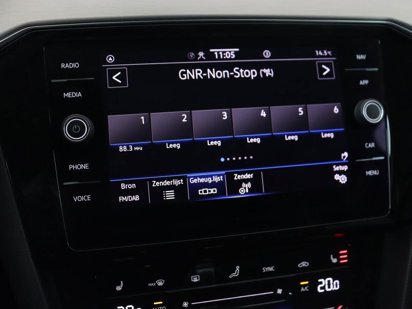 Volkswagen Passat 1.5 TSI Comfort Business | Stoelverwarming | Leder/Alcantara | Trekhaak | Adaptive cruise | Navigatie | Full LED | Parkeerhulp | Climate control | Bluetooth