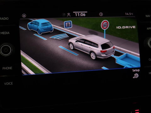 Volkswagen Passat 1.5 TSI Comfort Business | Stoelverwarming | Leder/Alcantara | Trekhaak | Adaptive cruise | Navigatie | Full LED | Parkeerhulp | Climate control | Bluetooth