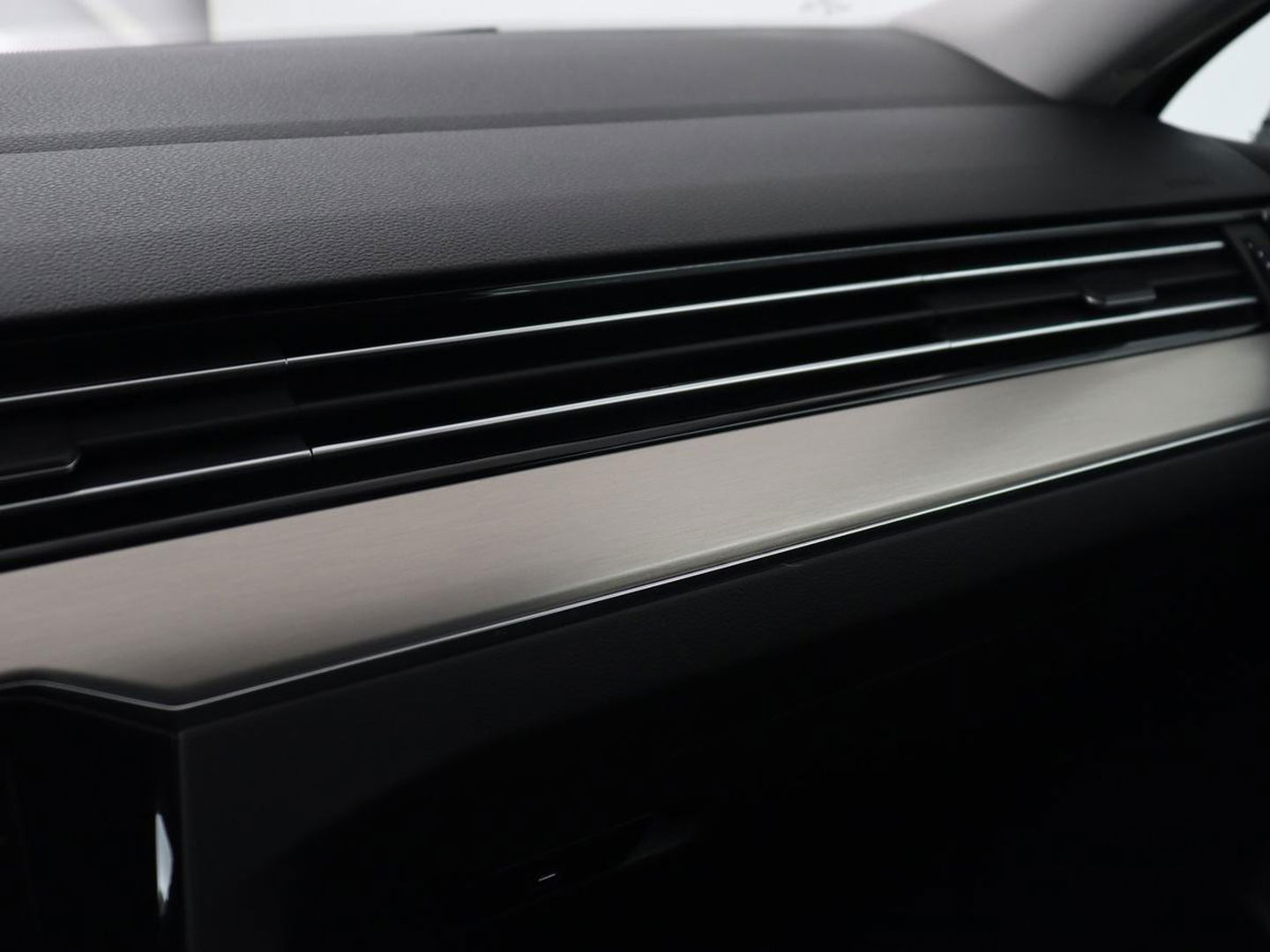 Volkswagen Passat 1.5 TSI Comfort Business | Stoelverwarming | Leder/Alcantara | Trekhaak | Adaptive cruise | Navigatie | Full LED | Parkeerhulp | Climate control | Bluetooth