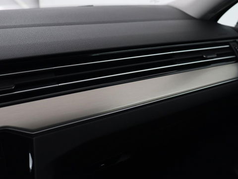 Volkswagen Passat 1.5 TSI Comfort Business | Stoelverwarming | Leder/Alcantara | Trekhaak | Adaptive cruise | Navigatie | Full LED | Parkeerhulp | Climate control | Bluetooth