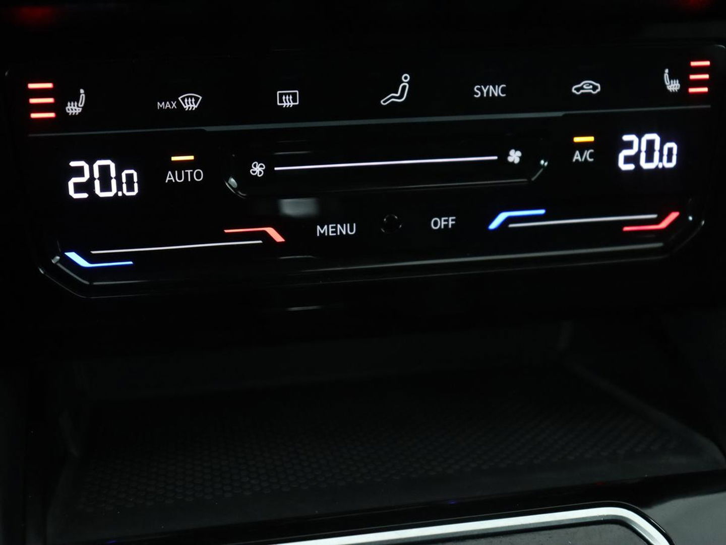 Volkswagen Passat 1.5 TSI Comfort Business | Stoelverwarming | Leder/Alcantara | Trekhaak | Adaptive cruise | Navigatie | Full LED | Parkeerhulp | Climate control | Bluetooth