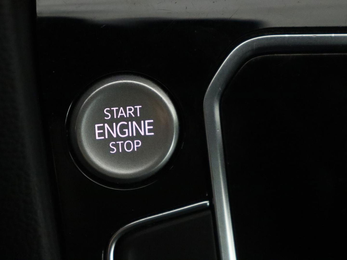 Volkswagen Passat 1.5 TSI Comfort Business | Stoelverwarming | Leder/Alcantara | Trekhaak | Adaptive cruise | Navigatie | Full LED | Parkeerhulp | Climate control | Bluetooth