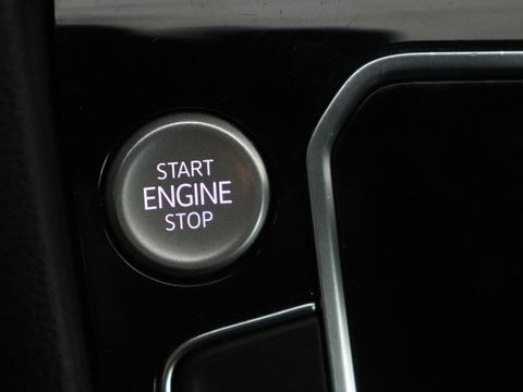 Volkswagen Passat 1.5 TSI Comfort Business | Stoelverwarming | Leder/Alcantara | Trekhaak | Adaptive cruise | Navigatie | Full LED | Parkeerhulp | Climate control | Bluetooth