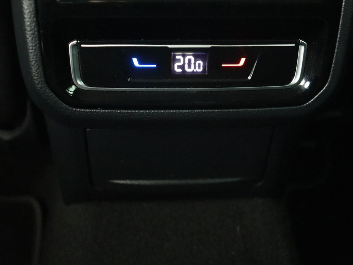 Volkswagen Passat 1.5 TSI Comfort Business | Stoelverwarming | Leder/Alcantara | Trekhaak | Adaptive cruise | Navigatie | Full LED | Parkeerhulp | Climate control | Bluetooth