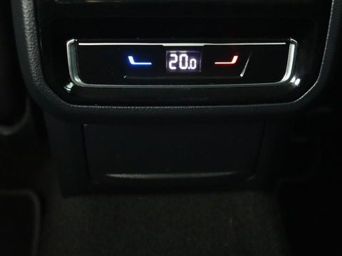 Volkswagen Passat 1.5 TSI Comfort Business | Stoelverwarming | Leder/Alcantara | Trekhaak | Adaptive cruise | Navigatie | Full LED | Parkeerhulp | Climate control | Bluetooth