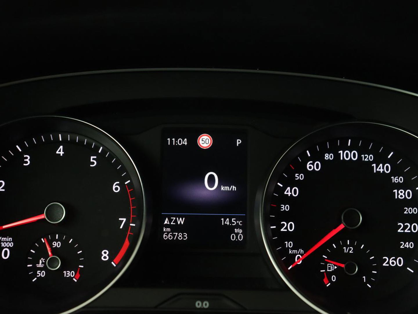 Volkswagen Passat 1.5 TSI Comfort Business | Stoelverwarming | Leder/Alcantara | Trekhaak | Adaptive cruise | Navigatie | Full LED | Parkeerhulp | Climate control | Bluetooth