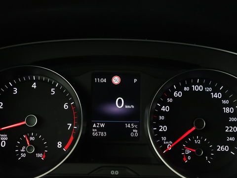 Volkswagen Passat 1.5 TSI Comfort Business | Stoelverwarming | Leder/Alcantara | Trekhaak | Adaptive cruise | Navigatie | Full LED | Parkeerhulp | Climate control | Bluetooth