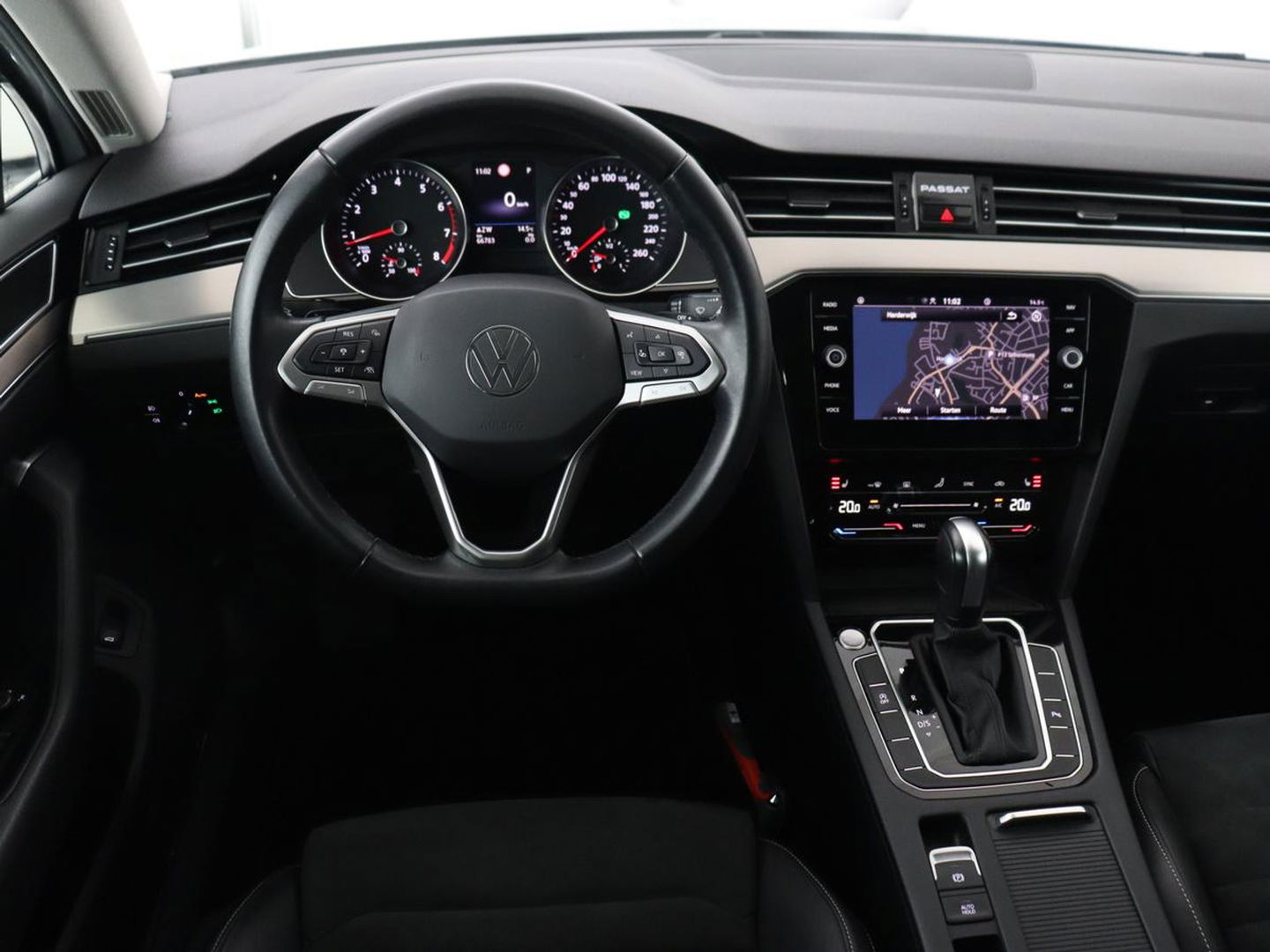 Volkswagen Passat 1.5 TSI Comfort Business | Stoelverwarming | Leder/Alcantara | Trekhaak | Adaptive cruise | Navigatie | Full LED | Parkeerhulp | Climate control | Bluetooth