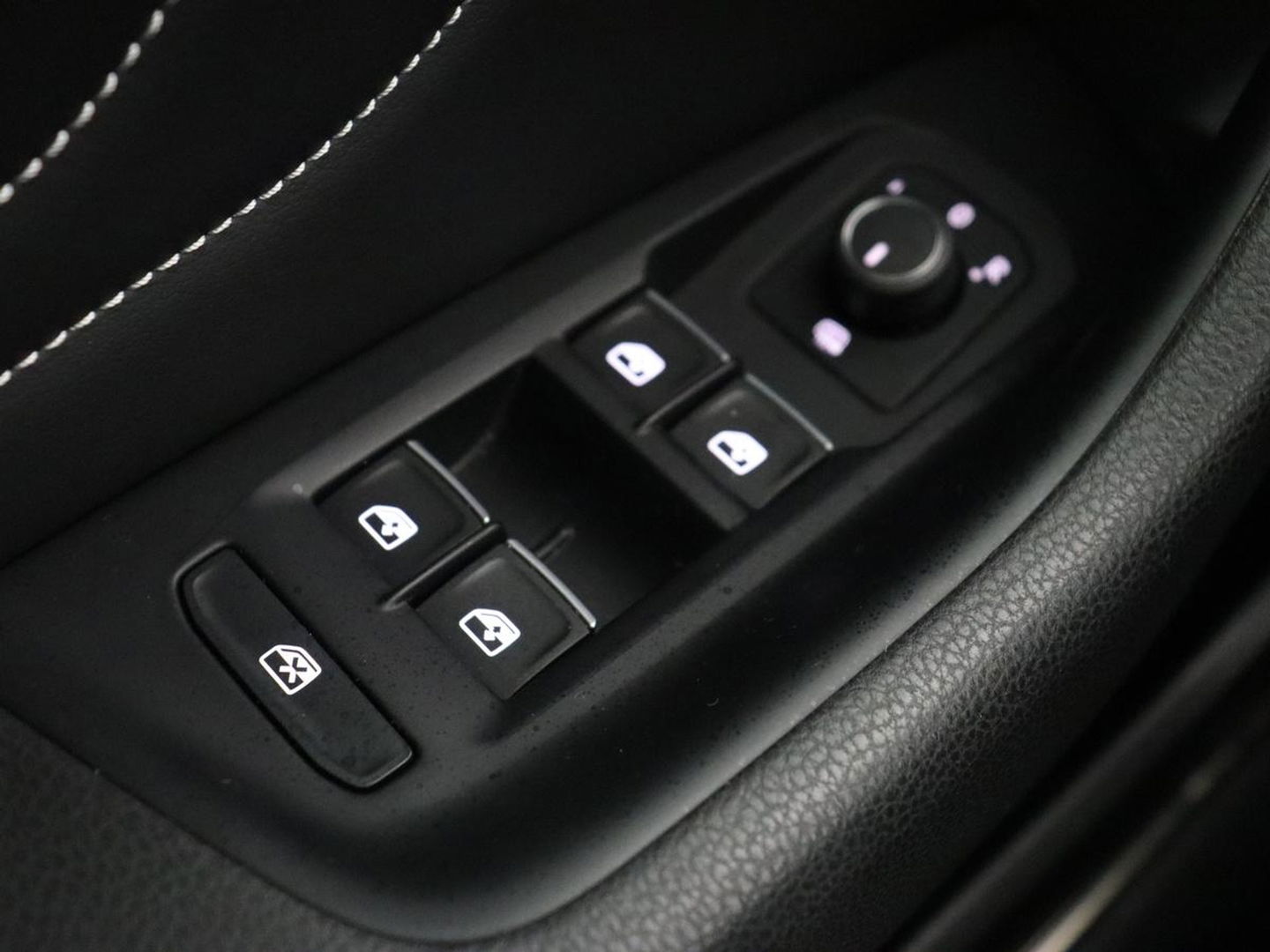 Volkswagen Passat 1.5 TSI Comfort Business | Stoelverwarming | Leder/Alcantara | Trekhaak | Adaptive cruise | Navigatie | Full LED | Parkeerhulp | Climate control | Bluetooth