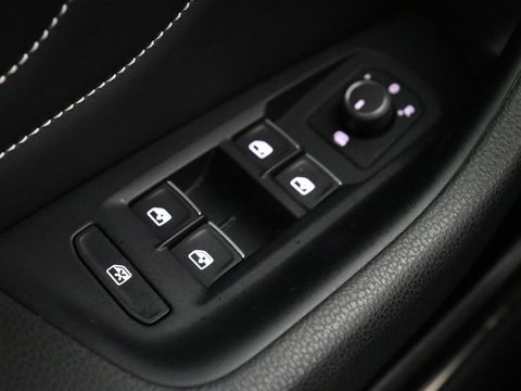 Volkswagen Passat 1.5 TSI Comfort Business | Stoelverwarming | Leder/Alcantara | Trekhaak | Adaptive cruise | Navigatie | Full LED | Parkeerhulp | Climate control | Bluetooth