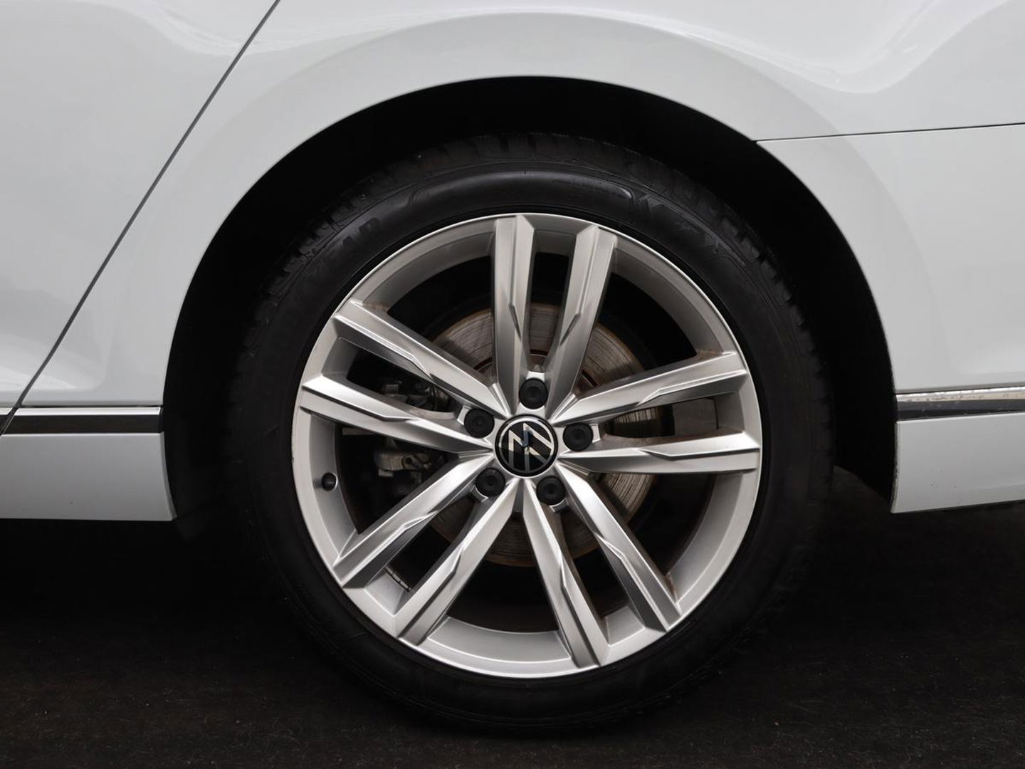 Volkswagen Passat 1.5 TSI Comfort Business | Stoelverwarming | Leder/Alcantara | Trekhaak | Adaptive cruise | Navigatie | Full LED | Parkeerhulp | Climate control | Bluetooth