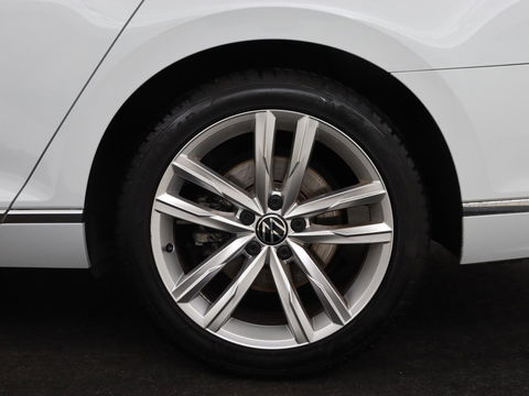 Volkswagen Passat 1.5 TSI Comfort Business | Stoelverwarming | Leder/Alcantara | Trekhaak | Adaptive cruise | Navigatie | Full LED | Parkeerhulp | Climate control | Bluetooth