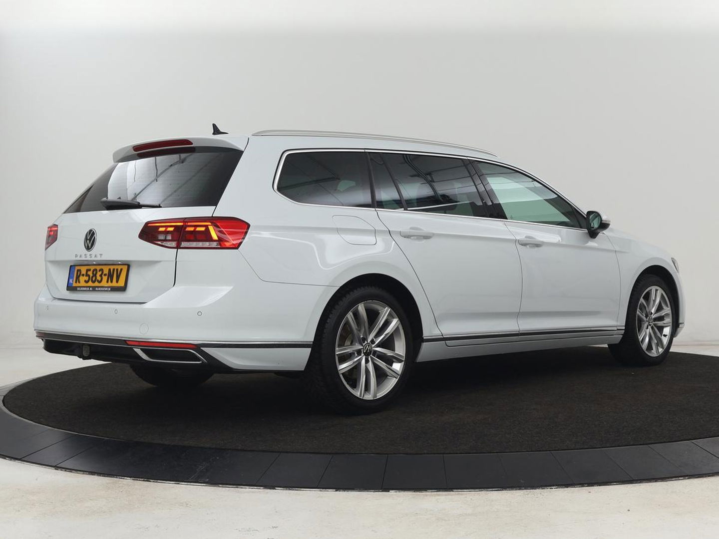 Volkswagen Passat 1.5 TSI Comfort Business | Stoelverwarming | Leder/Alcantara | Trekhaak | Adaptive cruise | Navigatie | Full LED | Parkeerhulp | Climate control | Bluetooth