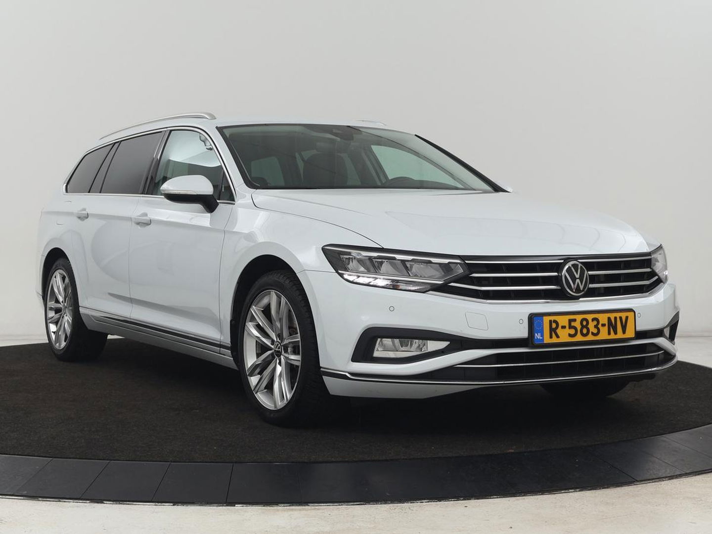 Volkswagen Passat 1.5 TSI Comfort Business | Stoelverwarming | Leder/Alcantara | Trekhaak | Adaptive cruise | Navigatie | Full LED | Parkeerhulp | Climate control | Bluetooth