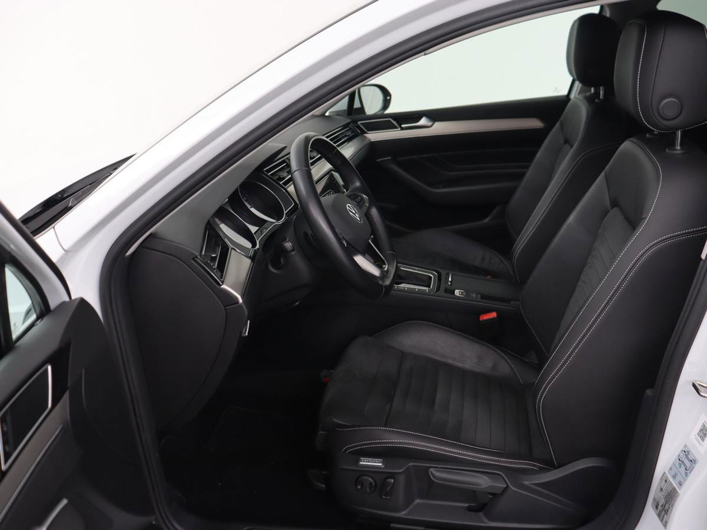 Volkswagen Passat 1.5 TSI Comfort Business | Stoelverwarming | Leder/Alcantara | Trekhaak | Adaptive cruise | Navigatie | Full LED | Parkeerhulp | Climate control | Bluetooth