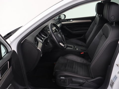 Volkswagen Passat 1.5 TSI Comfort Business | Stoelverwarming | Leder/Alcantara | Trekhaak | Adaptive cruise | Navigatie | Full LED | Parkeerhulp | Climate control | Bluetooth