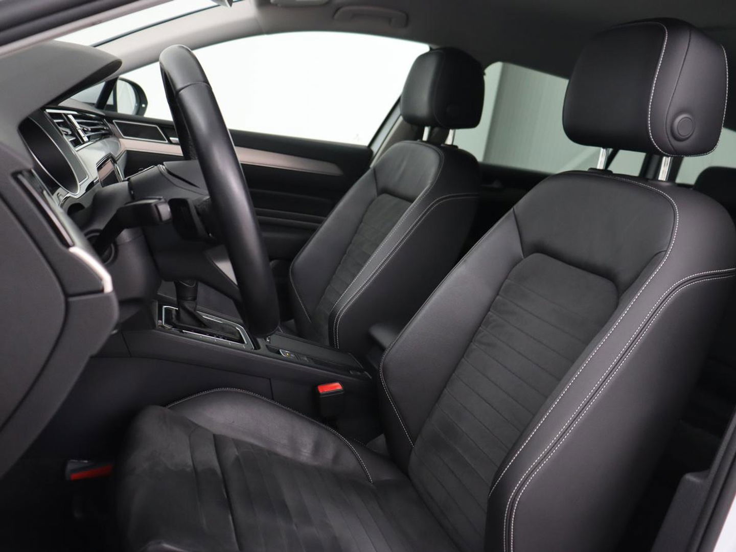 Volkswagen Passat 1.5 TSI Comfort Business | Stoelverwarming | Leder/Alcantara | Trekhaak | Adaptive cruise | Navigatie | Full LED | Parkeerhulp | Climate control | Bluetooth