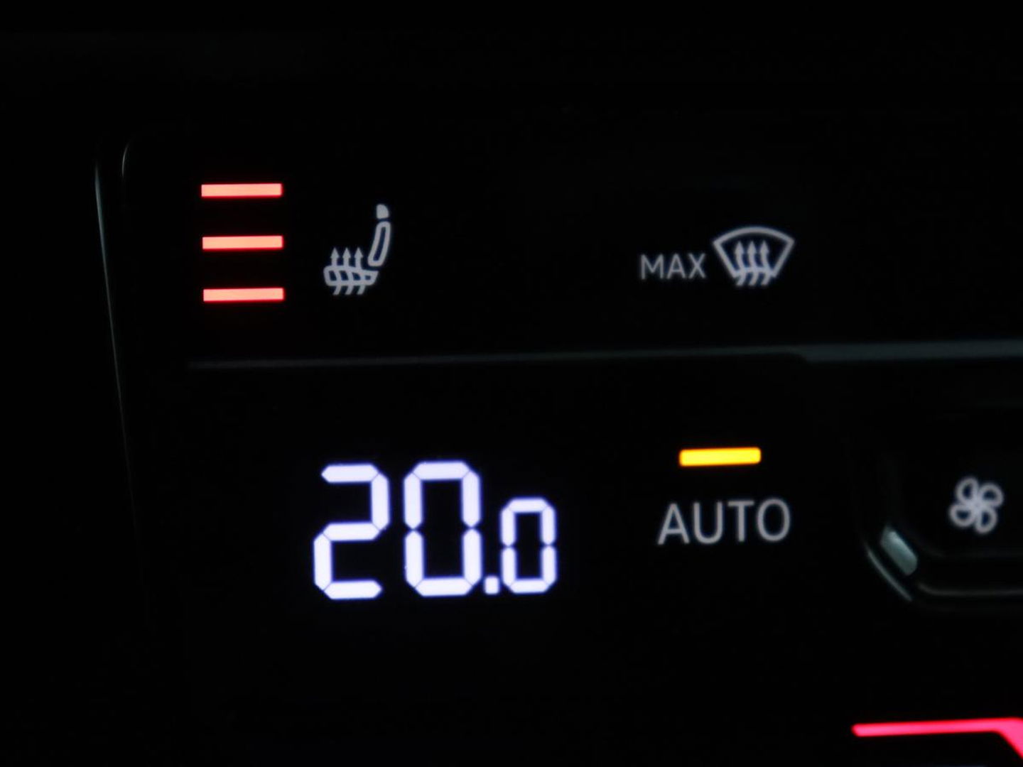 Volkswagen Passat 1.5 TSI Comfort Business | Stoelverwarming | Leder/Alcantara | Trekhaak | Adaptive cruise | Navigatie | Full LED | Parkeerhulp | Climate control | Bluetooth