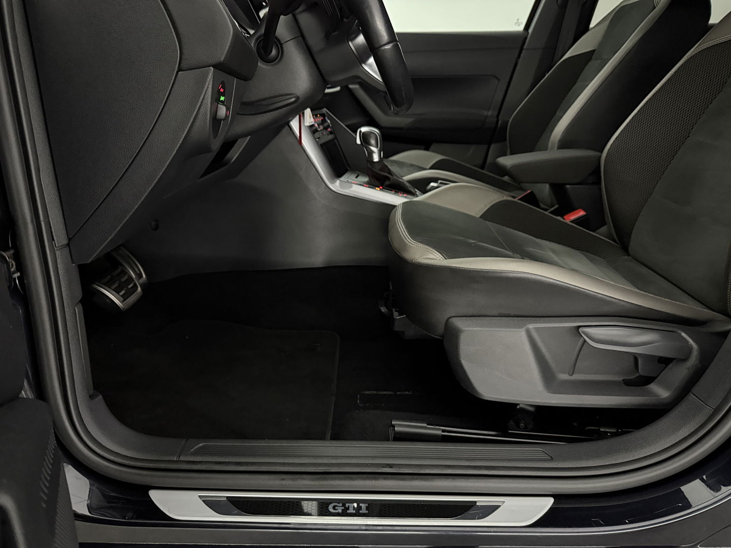 Volkswagen Polo 2.0 TSI GTI | 200PK | DSG | Adap. Cruise | Stoelverwarming | Parkeersens.