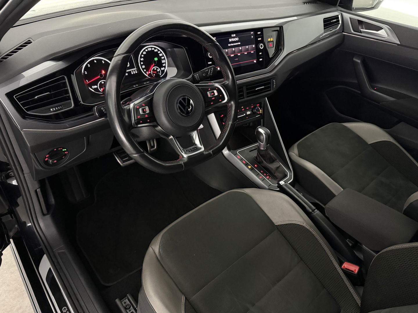 Volkswagen Polo 2.0 TSI GTI | 200PK | DSG | Adap. Cruise | Stoelverwarming | Parkeersens.