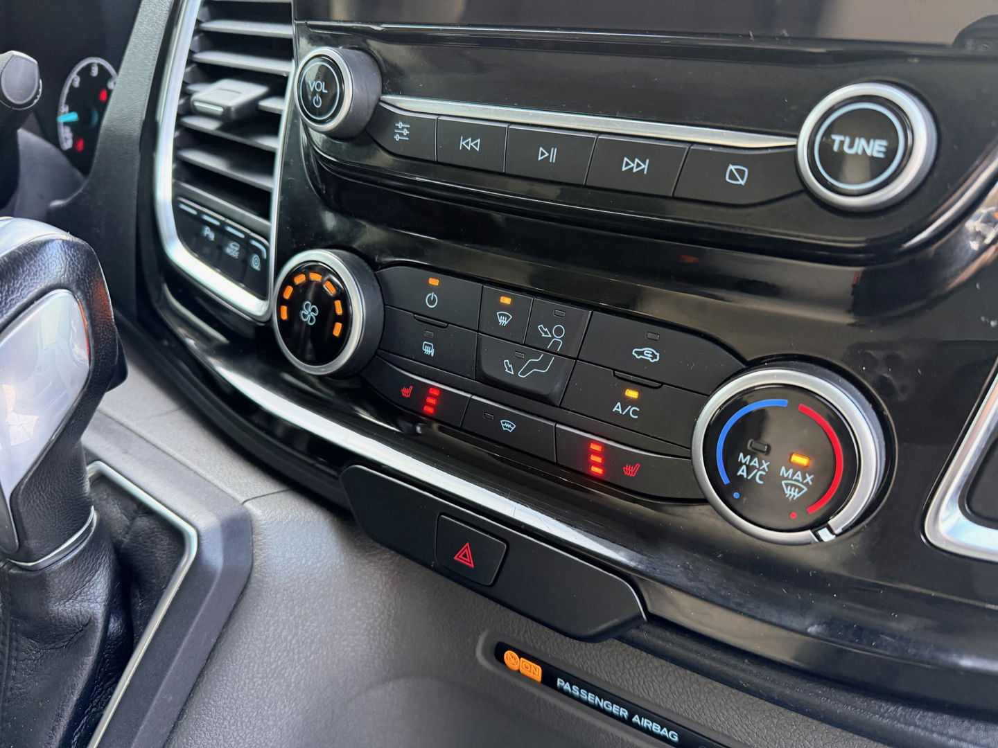 Ford Transit 350 2.0 TDCI 185pk Automaat Euro 6 L3H2 Limited - Rijplaat