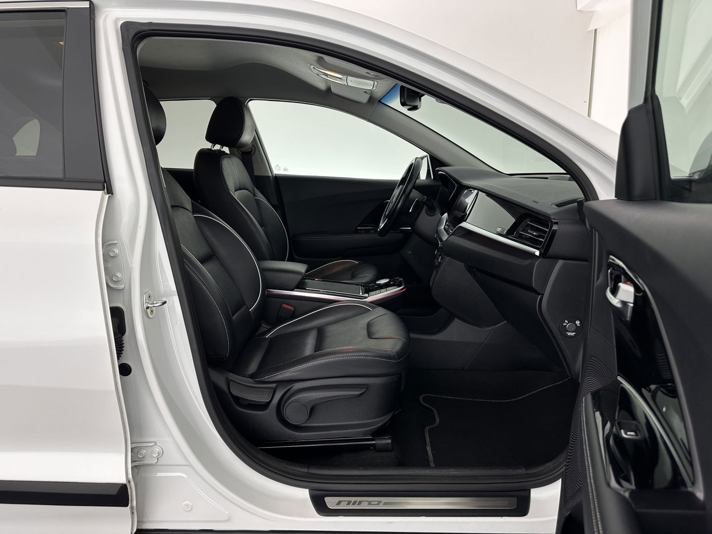 Kia e-Niro ExecutiveLine 64 kWh [ 3-Fase ] {SOH-100%} (INCL-BTW)  Aut.*LEATHER | FULL-LED | NAVI-FULLMAP | ADAPTIVE-CRUISE | CAMERA | MEMORY-PACK | LANE-ASSIST | KEYLESS | DIGI-COCKPIT | PRIVACY-GLASS | 17"ALU*