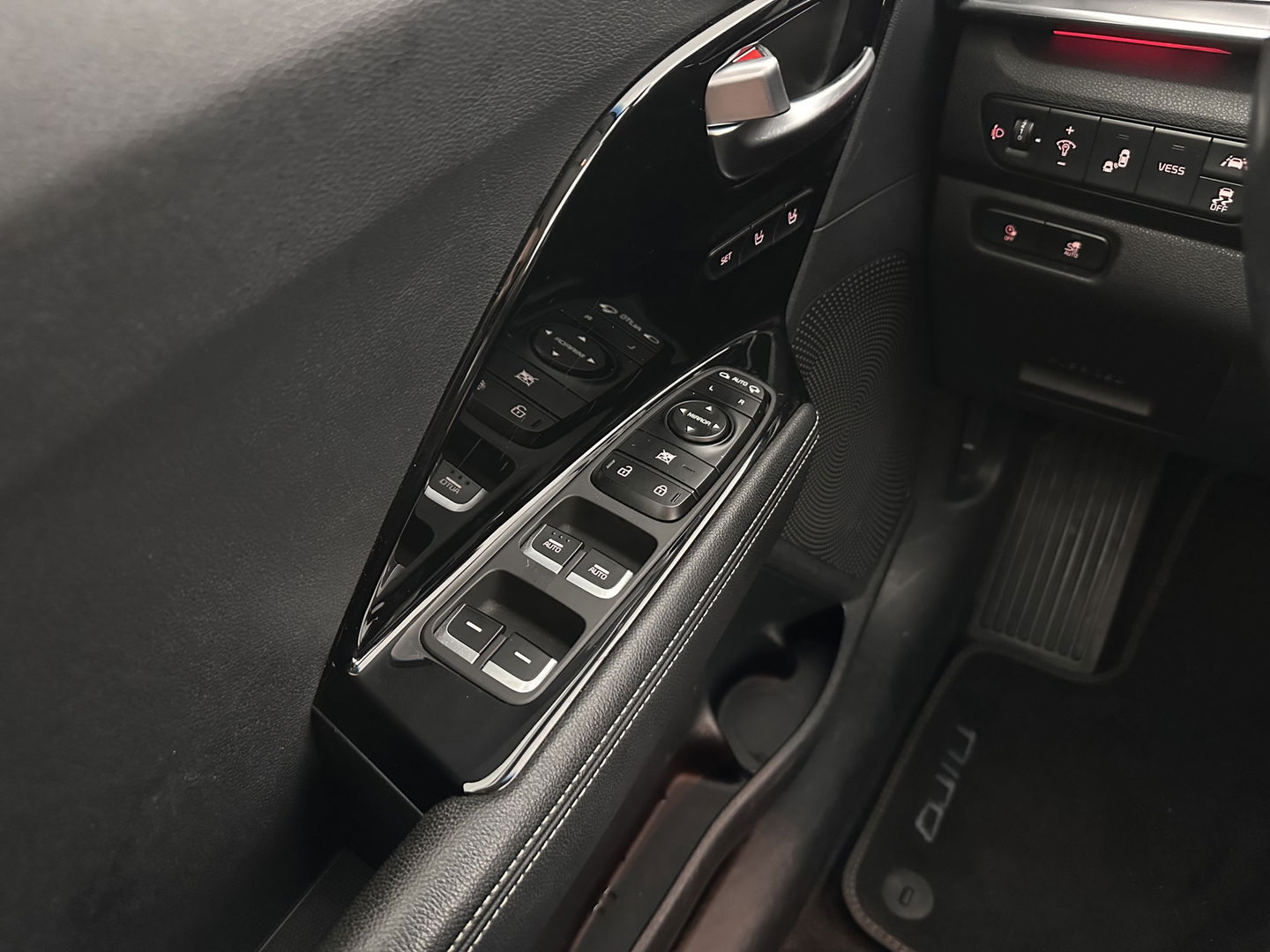 Kia e-Niro ExecutiveLine 64 kWh [ 3-Fase ] {SOH-100%} (INCL-BTW)  Aut.*LEATHER | FULL-LED | NAVI-FULLMAP | ADAPTIVE-CRUISE | CAMERA | MEMORY-PACK | LANE-ASSIST | KEYLESS | DIGI-COCKPIT | PRIVACY-GLASS | 17"ALU*