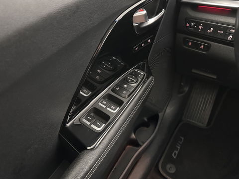 Kia e-Niro ExecutiveLine 64 kWh [ 3-Fase ] {SOH-100%} (INCL-BTW)  Aut.*LEATHER | FULL-LED | NAVI-FULLMAP | ADAPTIVE-CRUISE | CAMERA | MEMORY-PACK | LANE-ASSIST | KEYLESS | DIGI-COCKPIT | PRIVACY-GLASS | 17"ALU*