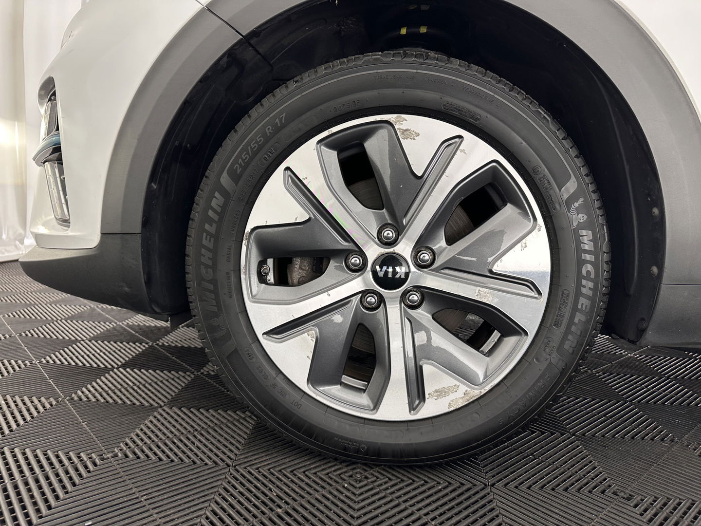 Kia e-Niro ExecutiveLine 64 kWh [ 3-Fase ] {SOH-100%} (INCL-BTW)  Aut.*LEATHER | FULL-LED | NAVI-FULLMAP | ADAPTIVE-CRUISE | CAMERA | MEMORY-PACK | LANE-ASSIST | KEYLESS | DIGI-COCKPIT | PRIVACY-GLASS | 17"ALU*