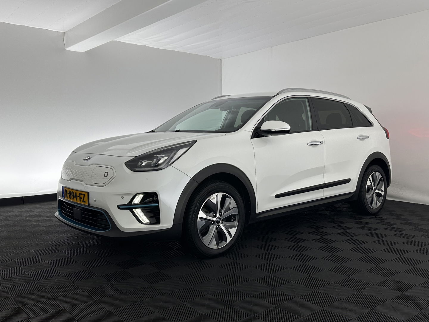 Kia e-Niro ExecutiveLine 64 kWh [ 3-Fase ] {SOH-100%} (INCL-BTW)  Aut.*LEATHER | FULL-LED | NAVI-FULLMAP | ADAPTIVE-CRUISE | CAMERA | MEMORY-PACK | LANE-ASSIST | KEYLESS | DIGI-COCKPIT | PRIVACY-GLASS | 17"ALU*