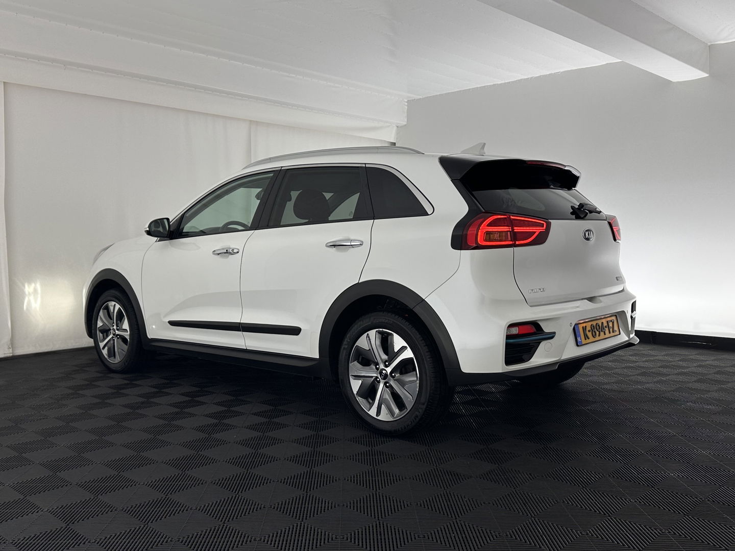 Kia e-Niro ExecutiveLine 64 kWh [ 3-Fase ] {SOH-100%} (INCL-BTW)  Aut.*LEATHER | FULL-LED | NAVI-FULLMAP | ADAPTIVE-CRUISE | CAMERA | MEMORY-PACK | LANE-ASSIST | KEYLESS | DIGI-COCKPIT | PRIVACY-GLASS | 17"ALU*