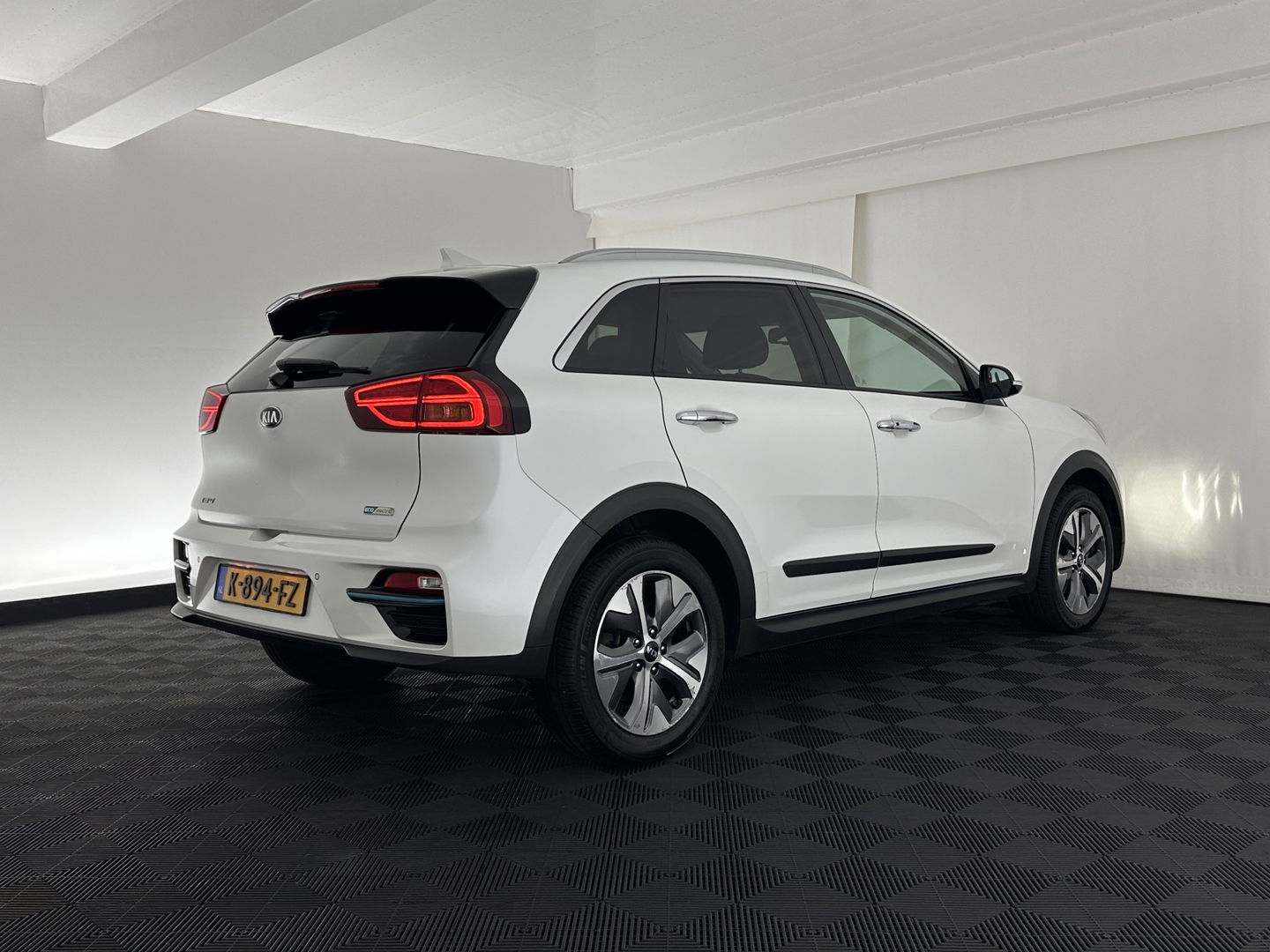 Kia e-Niro ExecutiveLine 64 kWh [ 3-Fase ] {SOH-100%} (INCL-BTW)  Aut.*LEATHER | FULL-LED | NAVI-FULLMAP | ADAPTIVE-CRUISE | CAMERA | MEMORY-PACK | LANE-ASSIST | KEYLESS | DIGI-COCKPIT | PRIVACY-GLASS | 17"ALU*