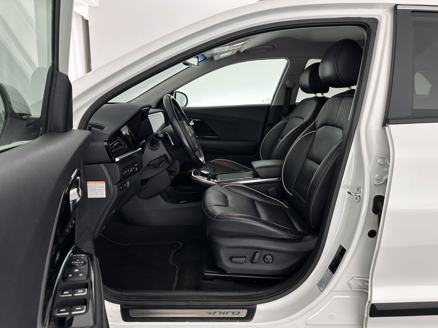 Kia e-Niro ExecutiveLine 64 kWh [ 3-Fase ] {SOH-100%} (INCL-BTW)  Aut.*LEATHER | FULL-LED | NAVI-FULLMAP | ADAPTIVE-CRUISE | CAMERA | MEMORY-PACK | LANE-ASSIST | KEYLESS | DIGI-COCKPIT | PRIVACY-GLASS | 17"ALU*