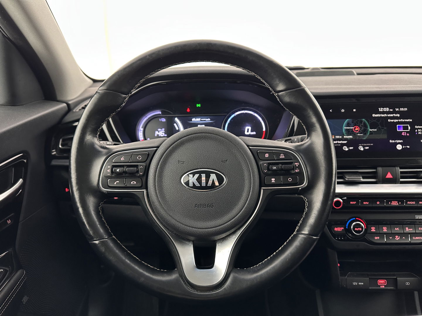 Kia e-Niro ExecutiveLine 64 kWh [ 3-Fase ] {SOH-100%} (INCL.BTW) Aut.*LEATHER | FULL-LED | NAVI-FULLMAP | ADAPTIVE-CRUISE | CAMERA | MEMORY-PACK | LANE-ASSIST | KEYLESS | DIGI-COCKPIT | PRIVACY-GLASS | 17"ALU*