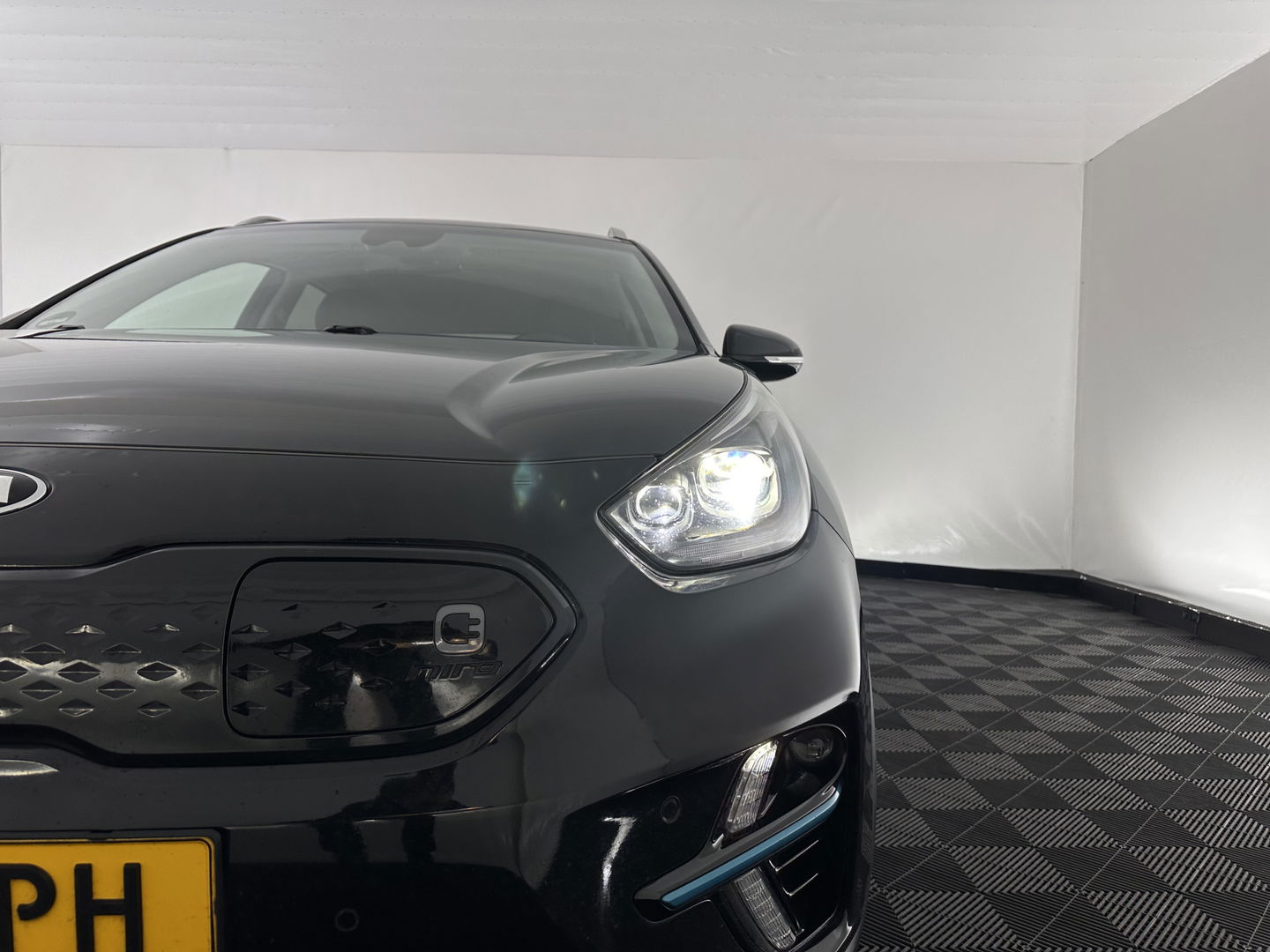 Kia e-Niro ExecutiveLine 64 kWh [ 3-Fase ] {SOH-100%} (INCL.BTW) Aut.*LEATHER | FULL-LED | NAVI-FULLMAP | ADAPTIVE-CRUISE | CAMERA | MEMORY-PACK | LANE-ASSIST | KEYLESS | DIGI-COCKPIT | PRIVACY-GLASS | 17"ALU*