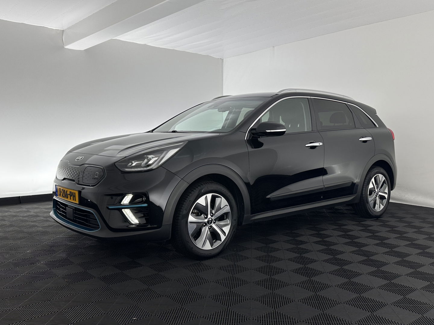 Kia e-Niro ExecutiveLine 64 kWh [ 3-Fase ] {SOH-100%} (INCL.BTW) Aut.*LEATHER | FULL-LED | NAVI-FULLMAP | ADAPTIVE-CRUISE | CAMERA | MEMORY-PACK | LANE-ASSIST | KEYLESS | DIGI-COCKPIT | PRIVACY-GLASS | 17"ALU*