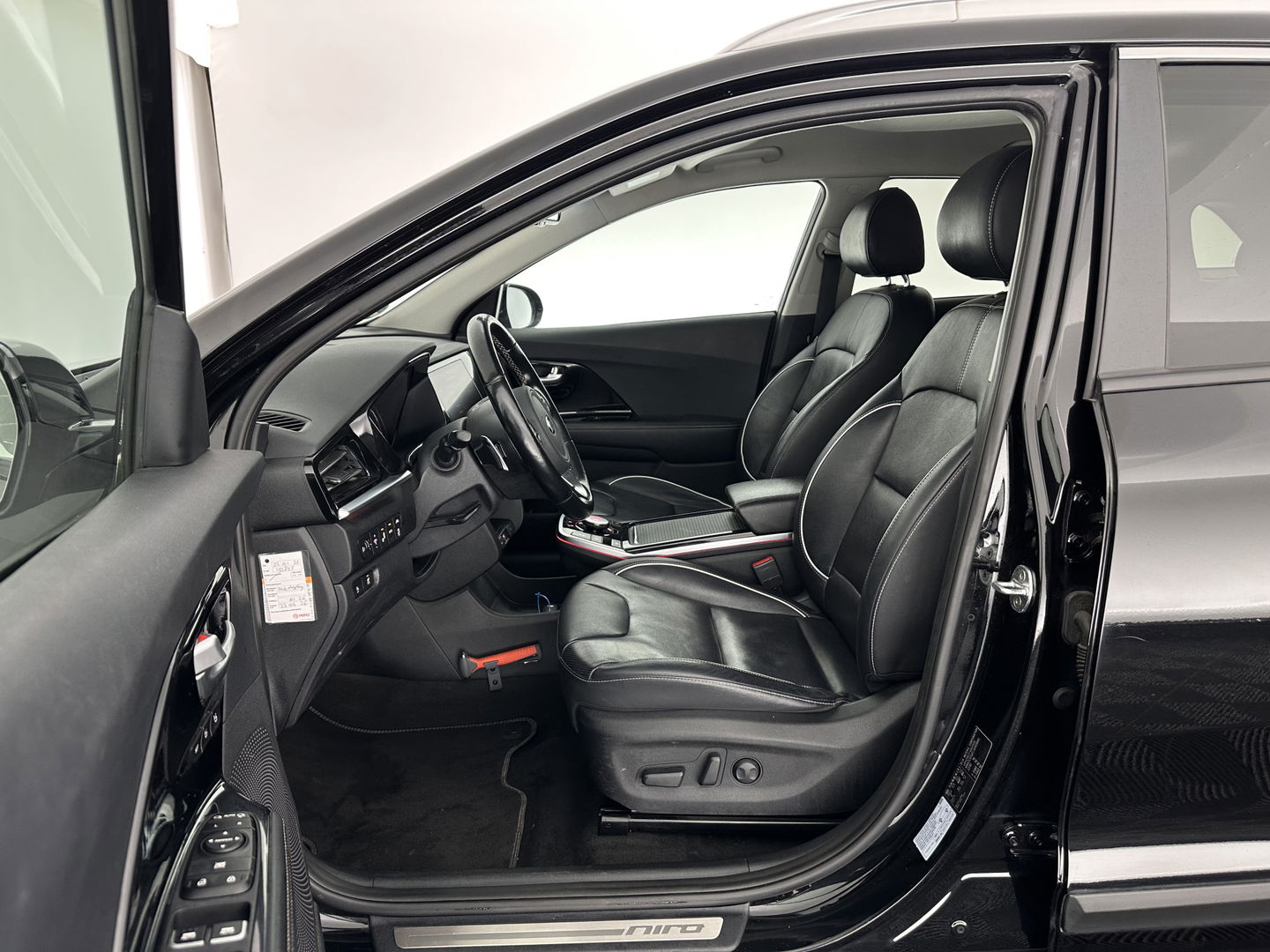 Kia e-Niro ExecutiveLine 64 kWh [ 3-Fase ] {SOH-100%} (INCL.BTW) Aut.*LEATHER | FULL-LED | NAVI-FULLMAP | ADAPTIVE-CRUISE | CAMERA | MEMORY-PACK | LANE-ASSIST | KEYLESS | DIGI-COCKPIT | PRIVACY-GLASS | 17"ALU*