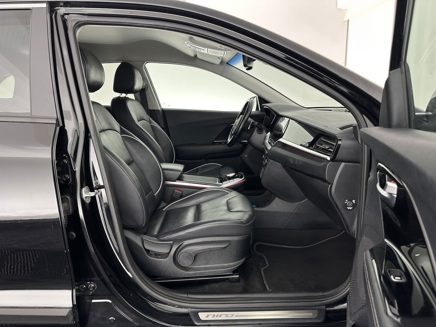 Kia e-Niro ExecutiveLine 64 kWh [ 3-Fase ] {SOH-100%} (INCL.BTW) Aut.*LEATHER | FULL-LED | NAVI-FULLMAP | ADAPTIVE-CRUISE | CAMERA | MEMORY-PACK | LANE-ASSIST | KEYLESS | DIGI-COCKPIT | PRIVACY-GLASS | 17"ALU*